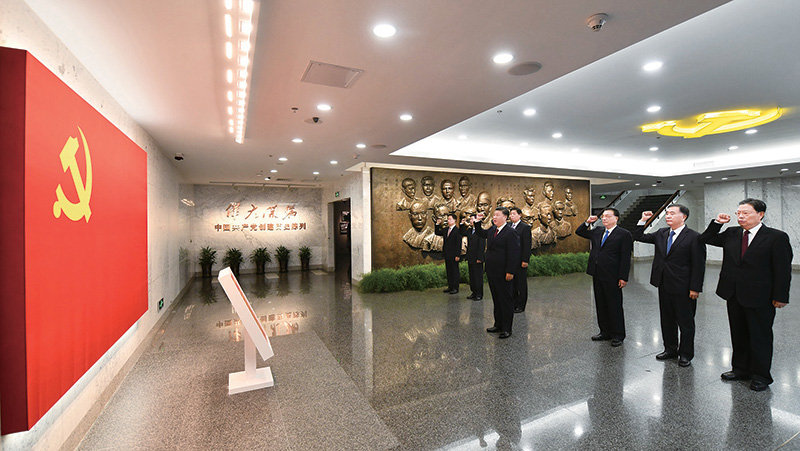 2017年10月31日，中共中央總書記、國(guó)家主席、中央軍委主席習(xí)近平帶領(lǐng)中共中央政治局常委李克強(qiáng)、栗戰(zhàn)書、汪洋、王滬寧、趙樂際、韓正，瞻仰上海中共一大會(huì)址和浙江嘉興南湖紅船。這是31日上午，在上海中共一大會(huì)址紀(jì)念館，習(xí)近平帶領(lǐng)其他中共中央政治局常委同志一起重溫入黨誓詞。 