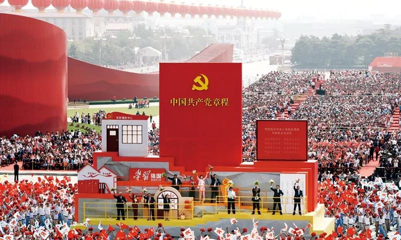 2019年10月1日上午，慶祝中華人民共和國(guó)成立70周年大會(huì)在北京天安門廣場(chǎng)隆重舉行。這是群眾游行中的“從嚴(yán)治黨”方陣。新華社記者 蘭紅光/攝