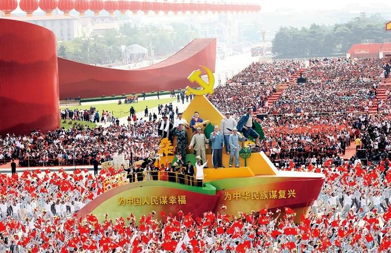 2019年10月1日上午，慶祝中華人民共和國(guó)成立70周年大會(huì)在北京天安門廣場(chǎng)隆重舉行。這是群眾游行中的“不忘初心”方陣。新華社記者 蘭紅光/攝