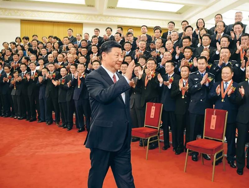 2019年6月25日，黨和國(guó)家領(lǐng)導(dǎo)人習(xí)近平、李克強(qiáng)、王滬寧等在北京人民大會(huì)堂會(huì)見(jiàn)第九屆全國(guó)“人民滿意的公務(wù)員”和“人民滿意的公務(wù)員集體”受表彰代表。新華社記者 李學(xué)仁/攝